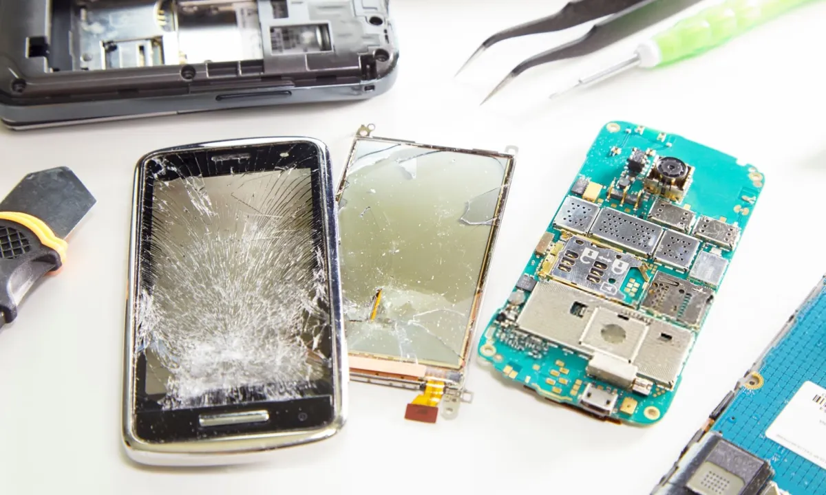 What Is Hidden Inside an Old Smartphone?