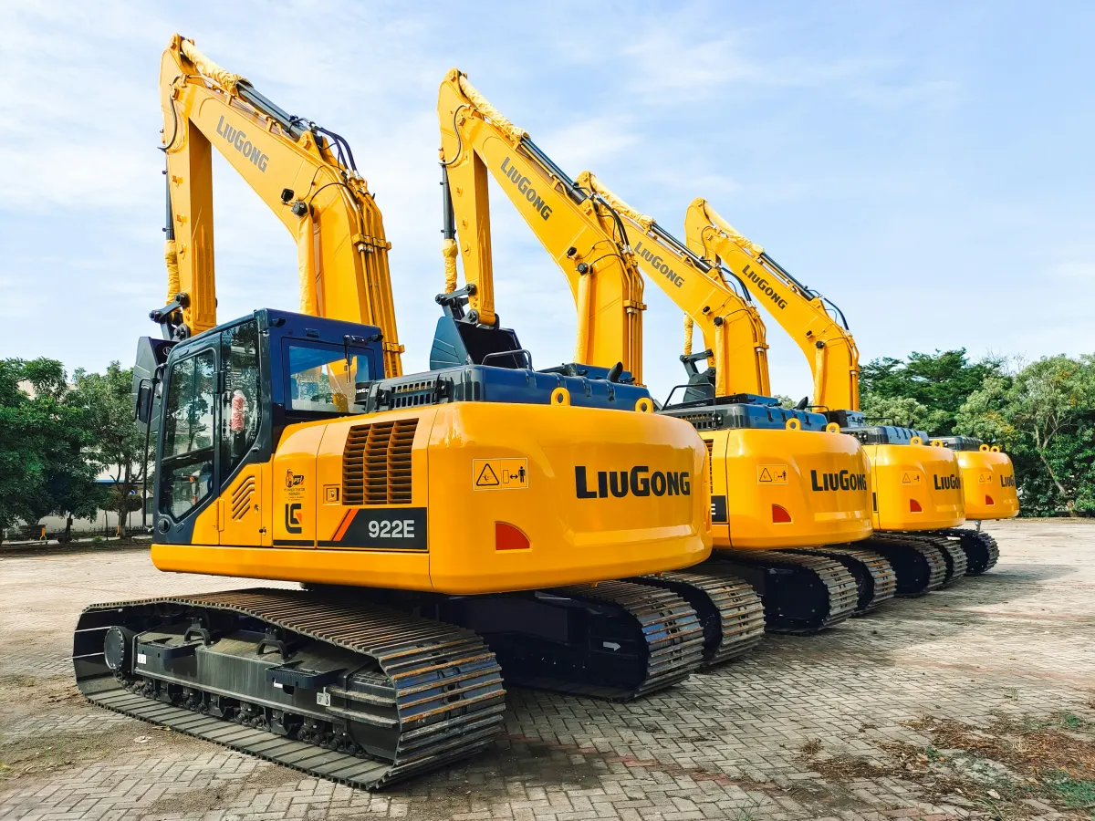 How a $500,000 Excavator Travels Across Three Countries Before Reaching a Construction Site