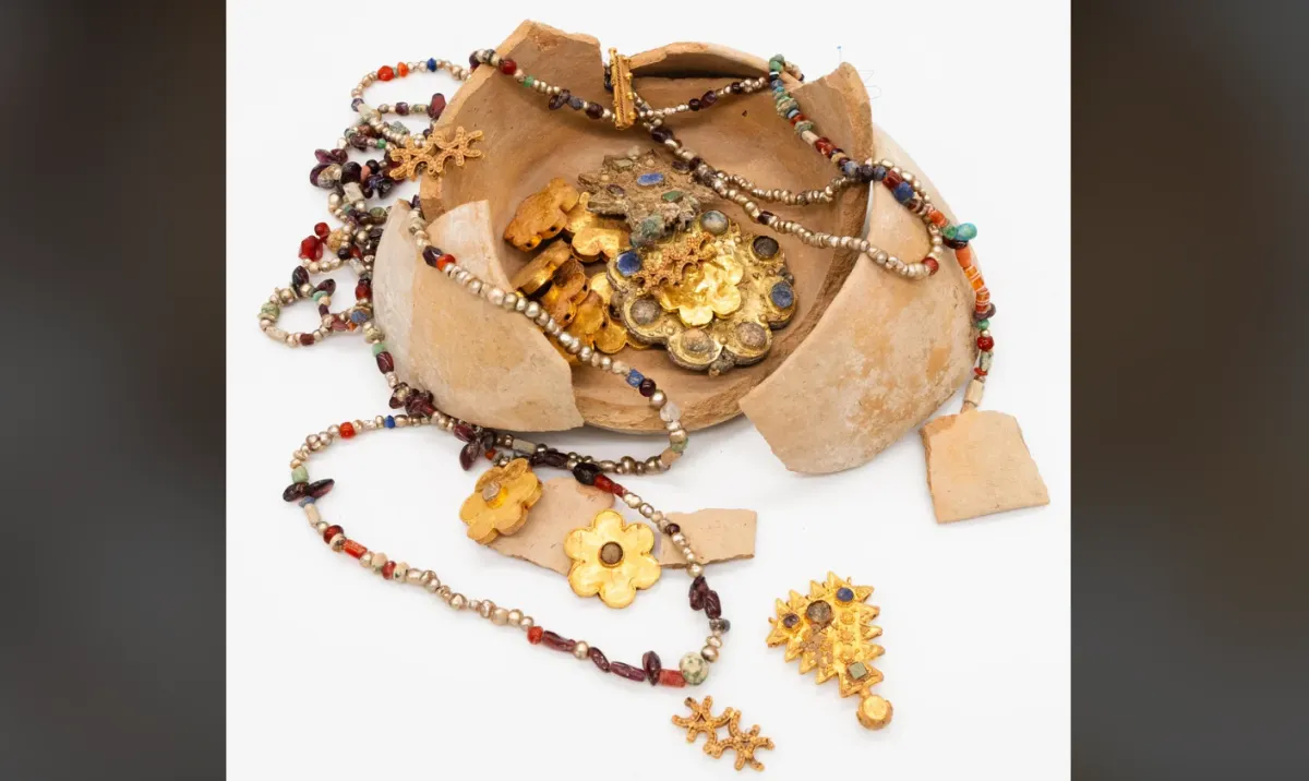 A Hidden Pot of Gold and Silver Jewelry Was Discovered Along an Ancient Pilgrimage Route to Mecca