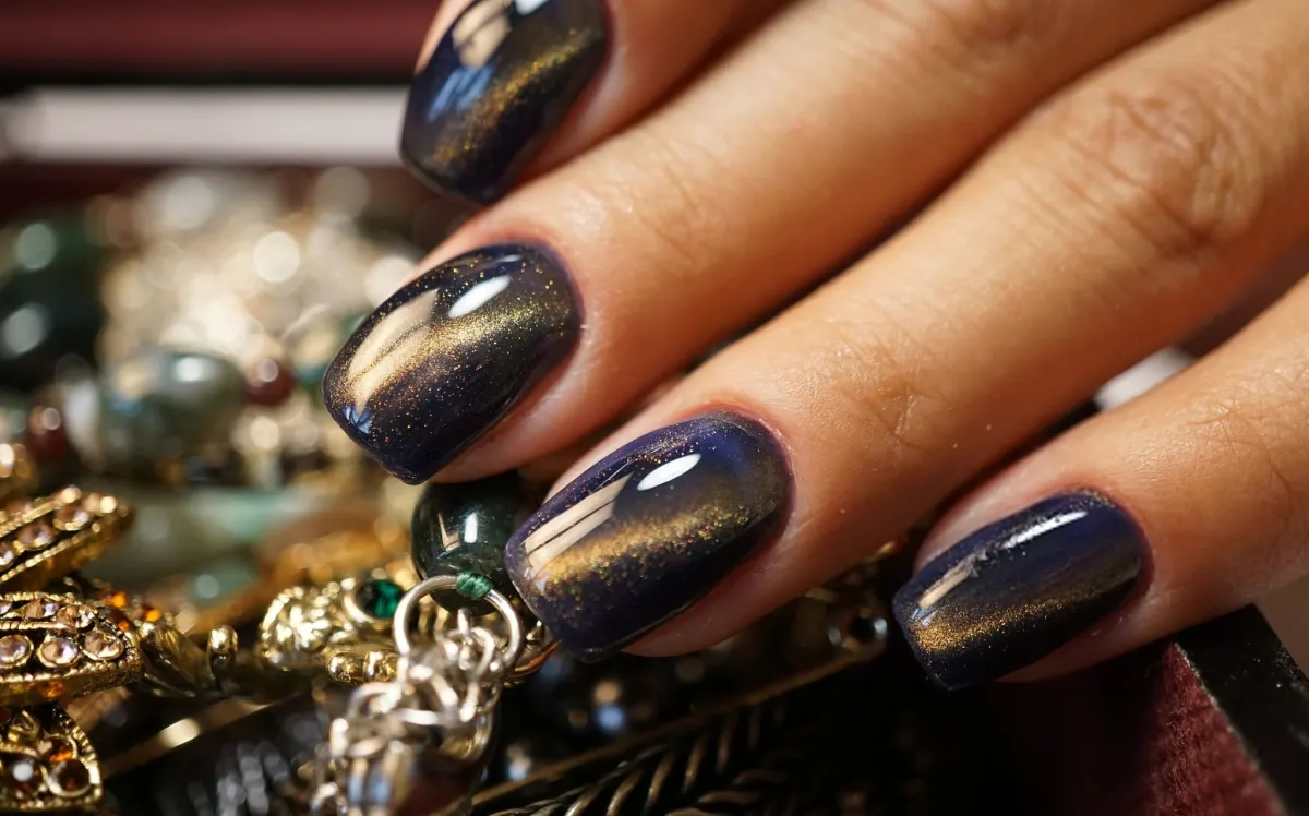black shiny Cat Eye Nail Ideas