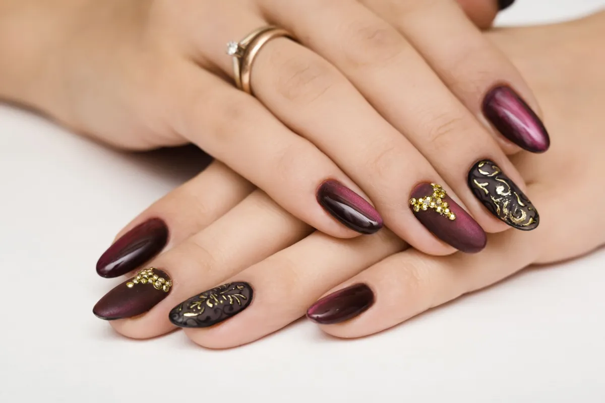 dark red Cat Eye Nail