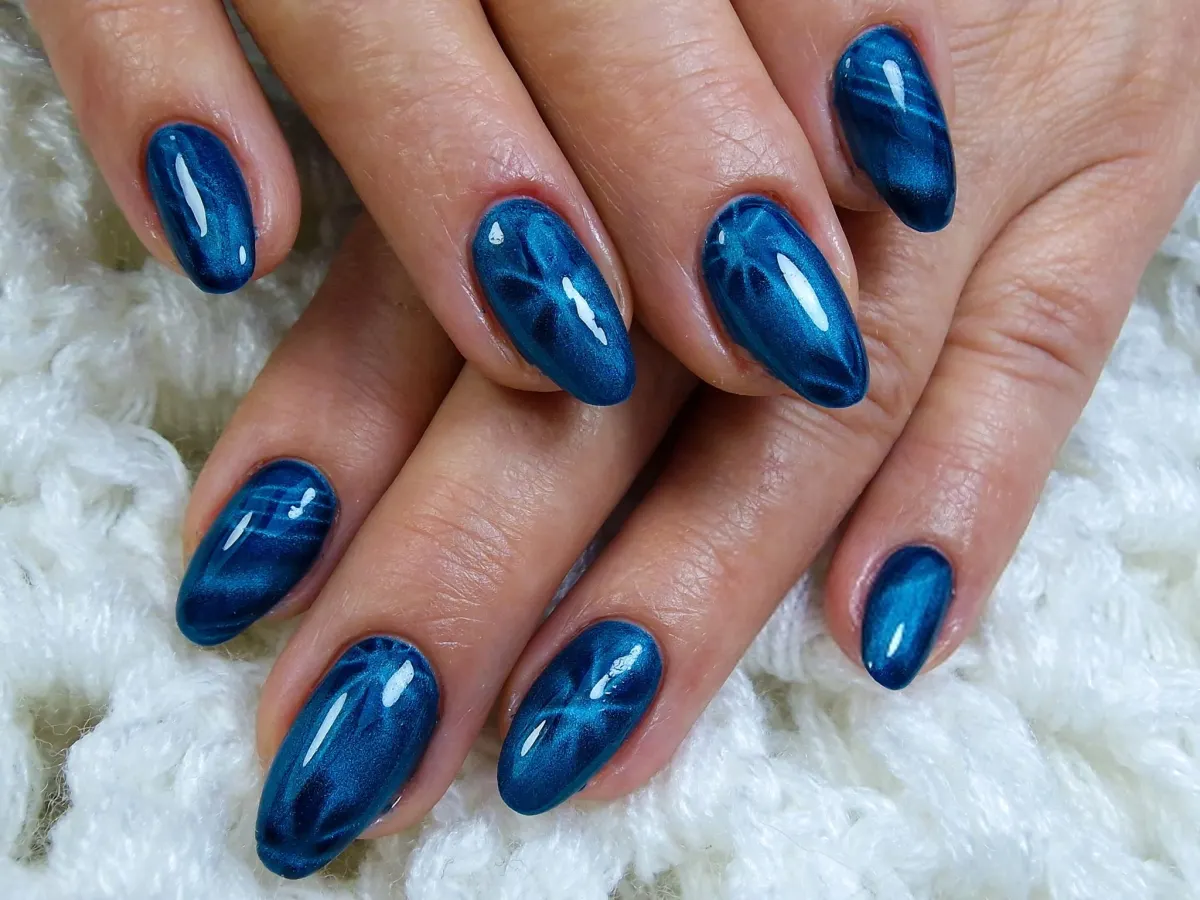 blue and black Cat Eye Nail
