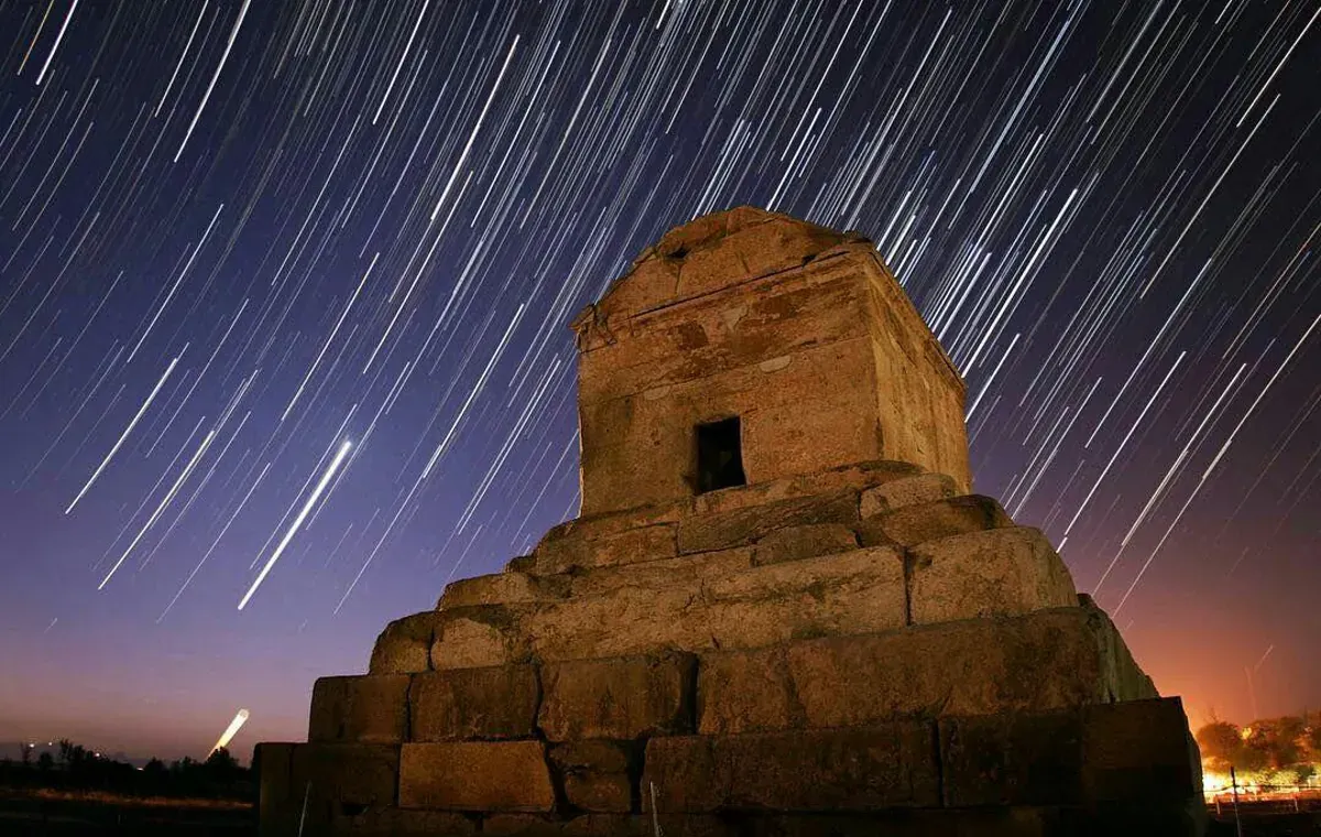 Persepolis vs. Pasargadae: What's the Difference?