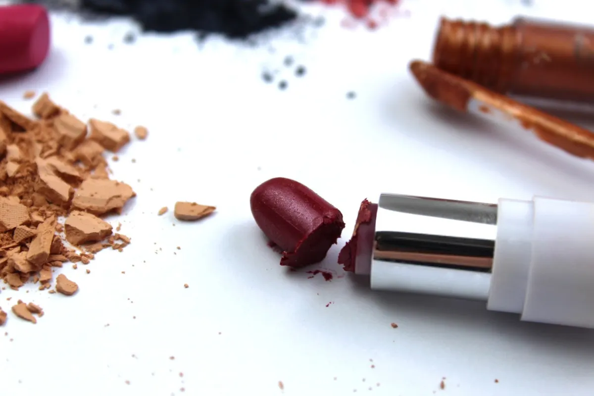 How Do Lipstick Ingredients Change Its Finish?