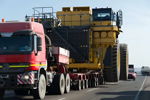 Lowbed Trailers vs. Lowboy Trailers: Which Is Right for Your Load?