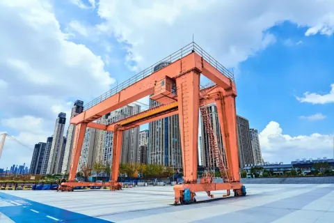 Different Types of Cranes and Their Role in Cargo Handling