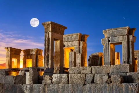 Persepolis: Inside the Achaemenid Palaces and the Ruins We See Today